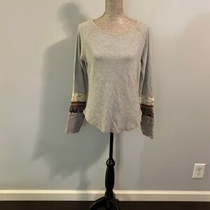 Chelsea & Theadore size M Long sleeve thermal material sleeves have crochet